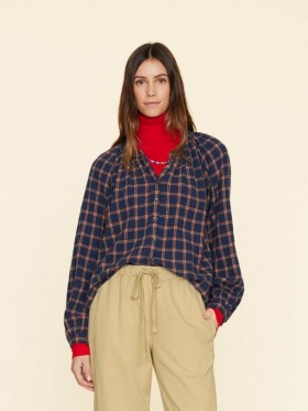  Camisas femininas | Camisa Xirena Evan azul-marinho com detalhes em tijolo