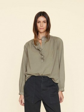  Blusas para mujer | Blusa Xirena con trébol de cuatro hojas estilo Caspian